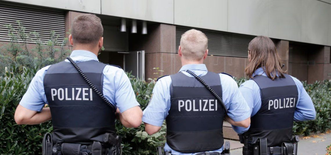 Un home armat s'atrinxera en un edifici d'Hamburg i amenaça de fer-lo explotar
