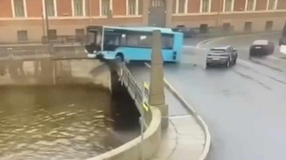 Perd el control del bus, cau en un riu i deixa almenys tres morts a Rússia