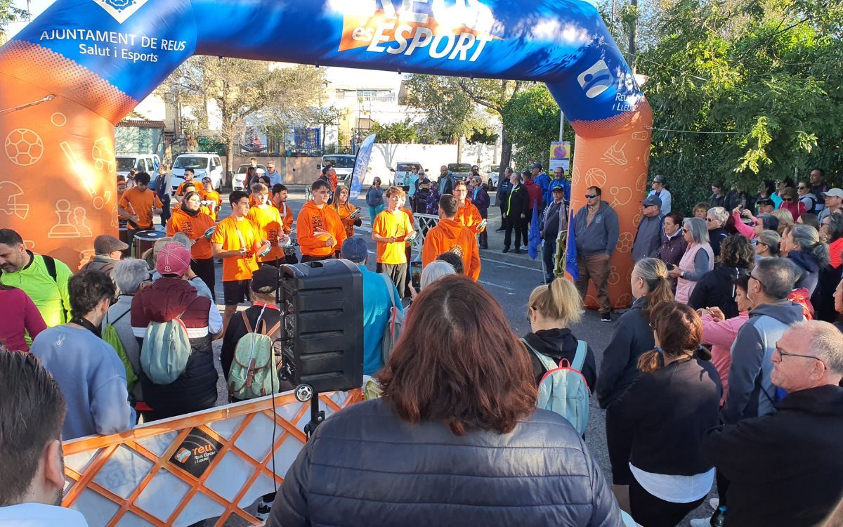 Un miler de persones a Reus caminen en solidaritat amb el Taller Baix Camp