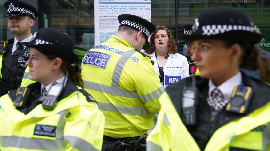 Detingut un home per matar un nen de 13 anys i ferir diverses persones amb una espasa al metro de Londres