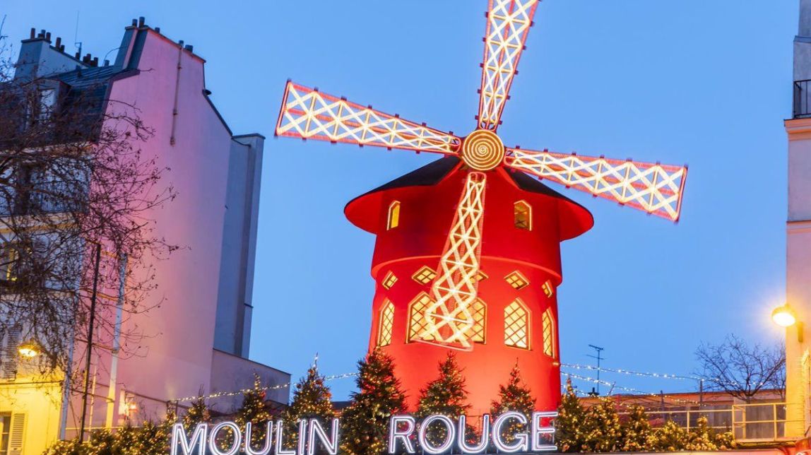 Ensurt a París: les aspes del Moulin Rouge es desplomen en ple carrer