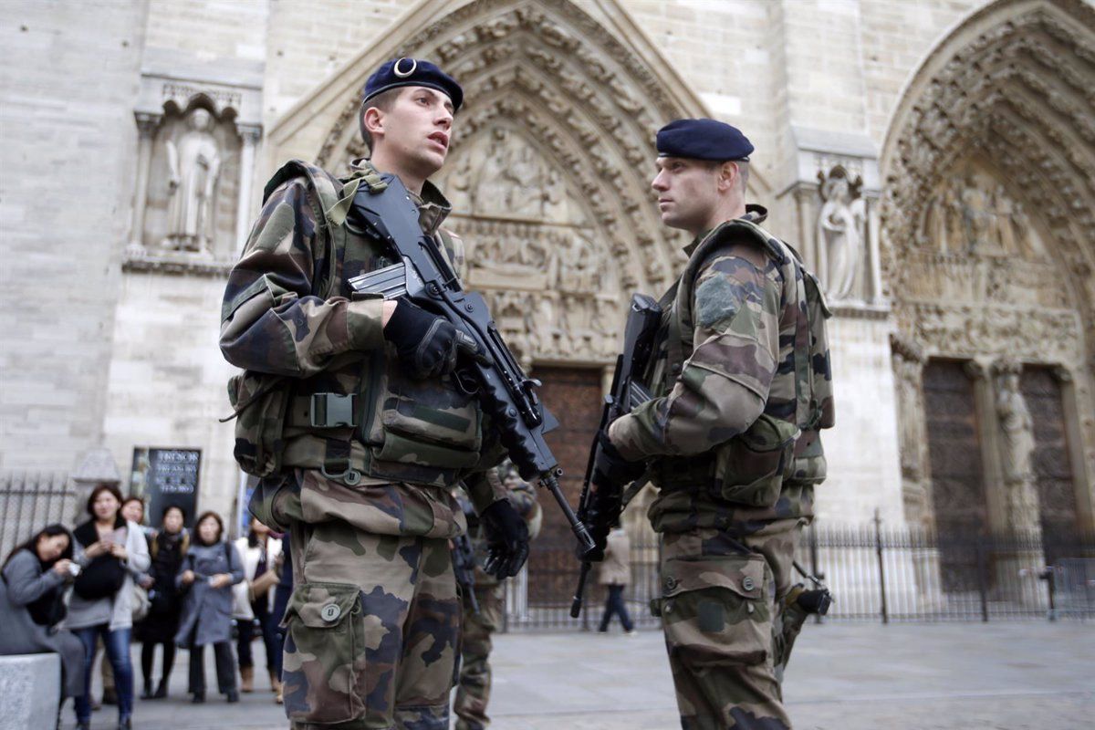Detingut un home que ha amenaçat d'immolar-se a l'ambaixada de l'Iran a París