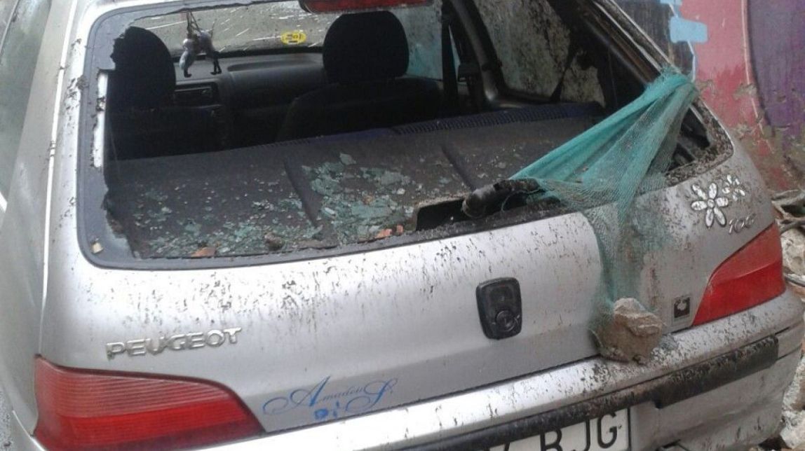 FOTOS Es desprèn part de la façana d'un habitatge sobre dos cotxes a Sabadell