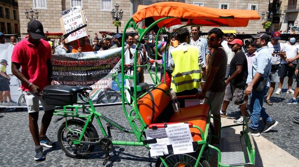 Desenes de bicitaxis es manifesten a Barcelona contra la seva il·legalització
