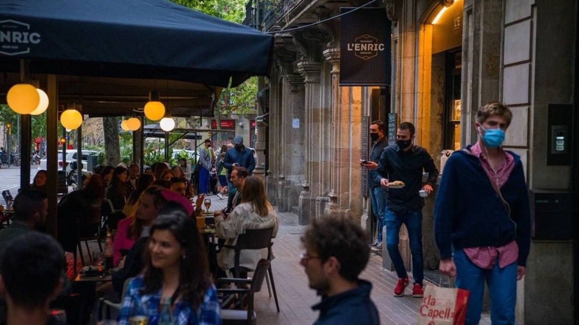 Barcelona avança l'horari de tancament de restaurants i terrasses a Ciutat Vella