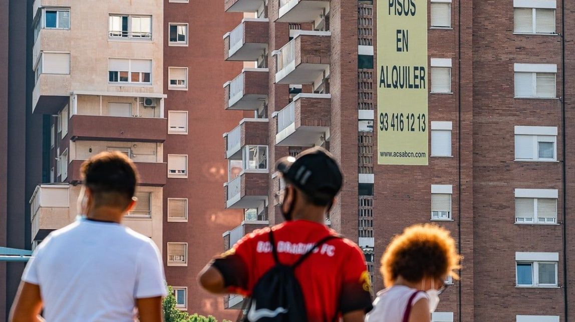 Multa a un propietari d'un pis de Barcelona per llogar-lo només a «persones espanyoles»