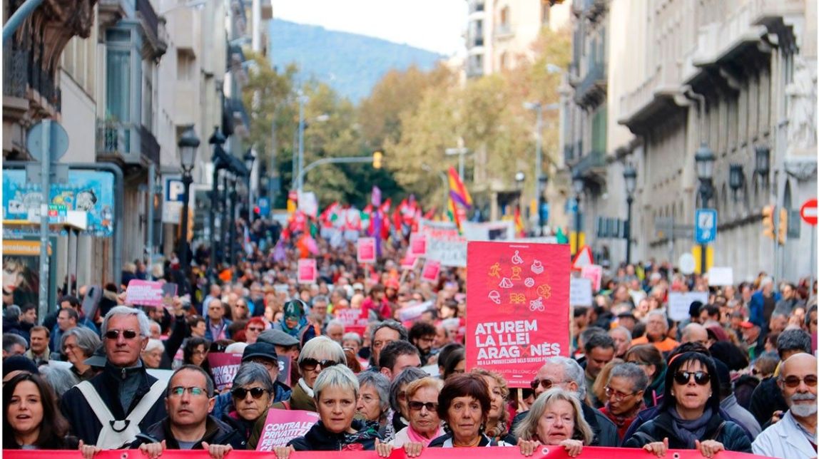 ​Una gran manifestació recorre el centre de Barcelona contra la «llei Aragonès»
