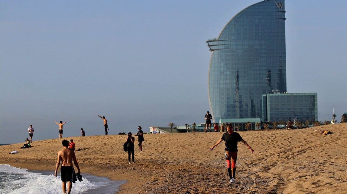 Denunciat un home que enregistrava vídeos dels usuaris a la platja de la Barceloneta