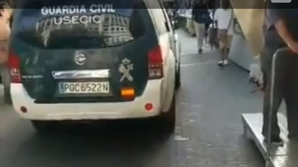 VÍDEO La Guàrdia Civil se salta la prohibició i entra amb vehicles al mercat de Balaguer