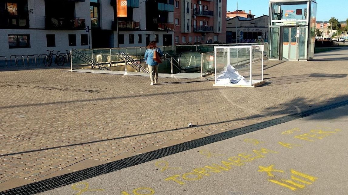Destrossen l'urna gegant que es va instal·lar a Sabadell dimarts per l'1-O