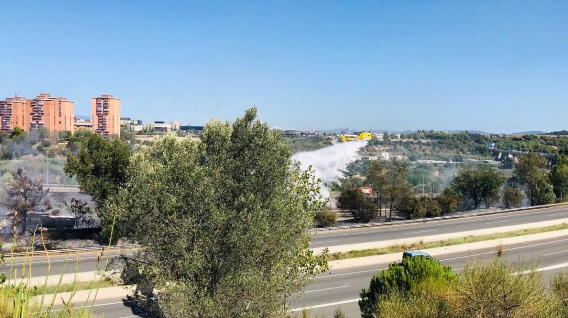 VÍDEOS i FOTOS Crema un camió cisterna carregat de gasolina a la C-16 a Terrassa