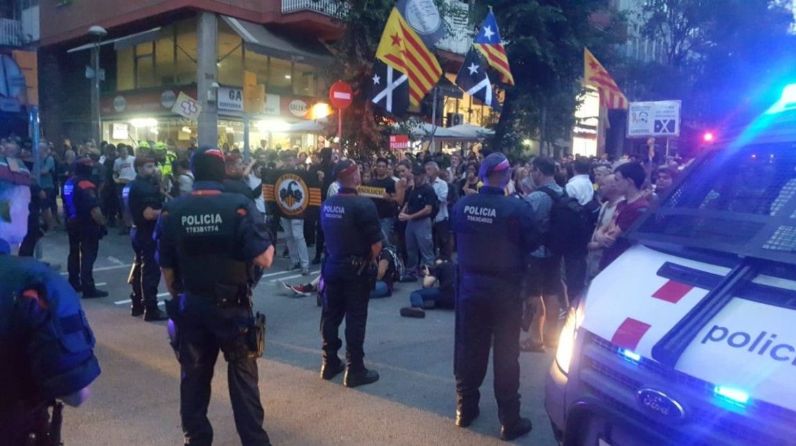 FOTOS i VÍDEOS Manifestació dels CDR davant la comissaria de la Guàrdia Civil per commemorar el 20-S