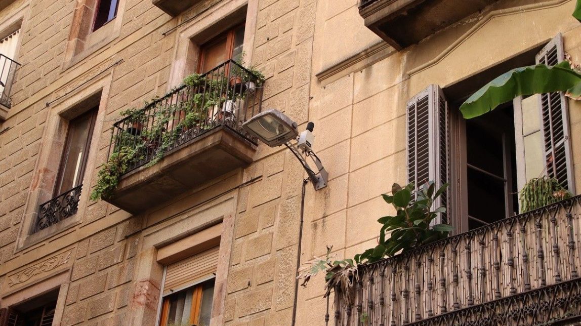 Barcelona instal·la sonòmetres per afrontar la polèmica pel soroll nocturn