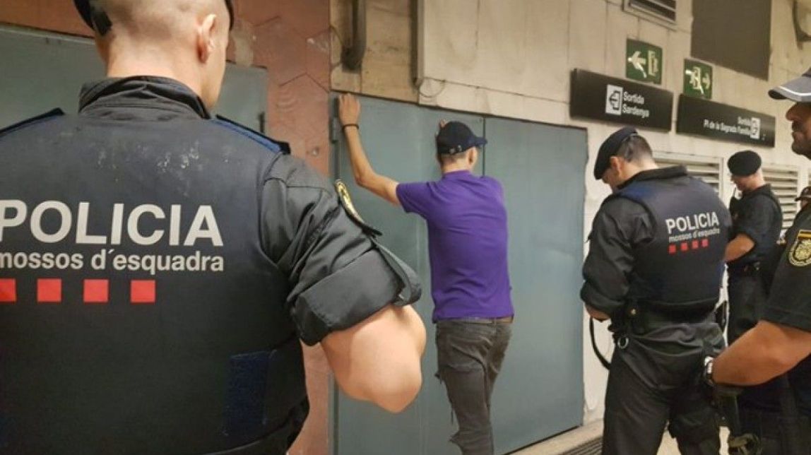 Macroperació al metro de Barcelona contra els carteristes reincidents
