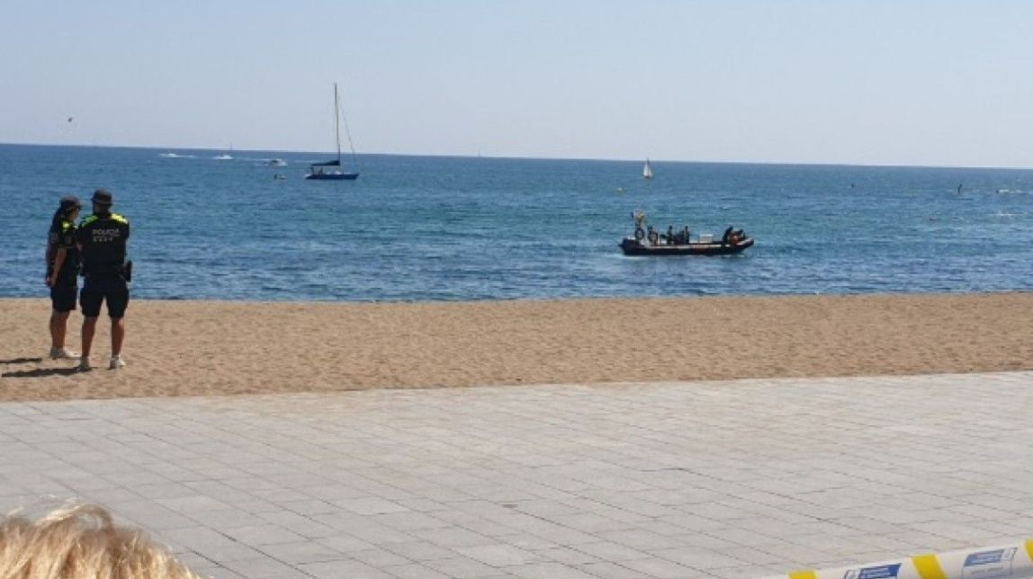 ​Desallotgen una platja de Barcelona per un artefacte explosiu