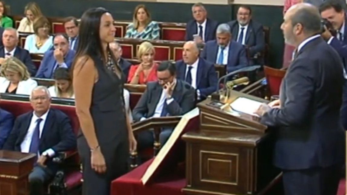 La santcugatenca Elena Vila (PSC) promet en català el seu nou càrrec de senadora