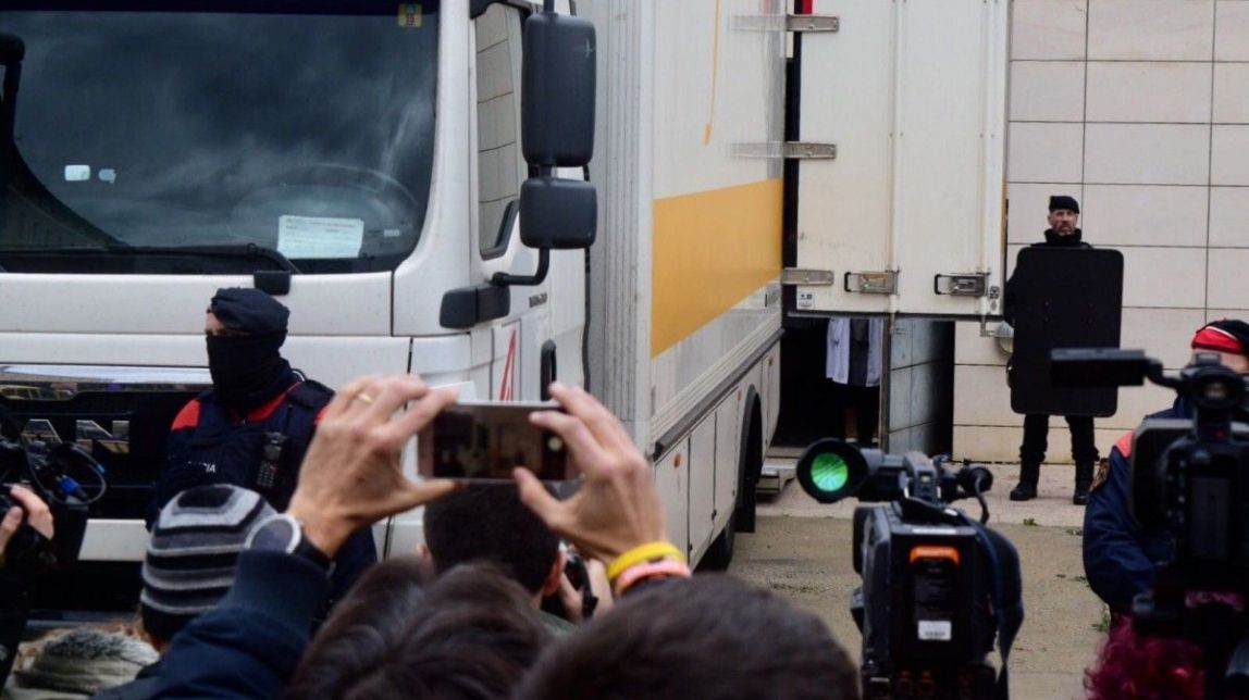 VÍDEOS Així han marxat del Museu de Lleida els camions amb les obres de Sixena