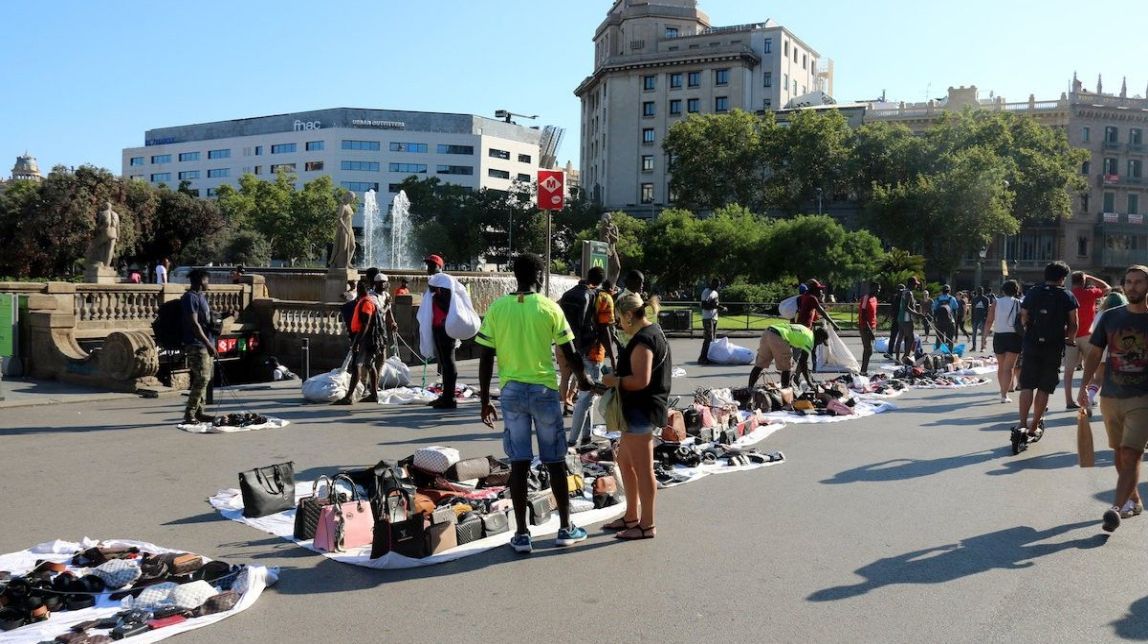 L'Ajuntament de Barcelona acorda amb els manters crear una taula de negociació