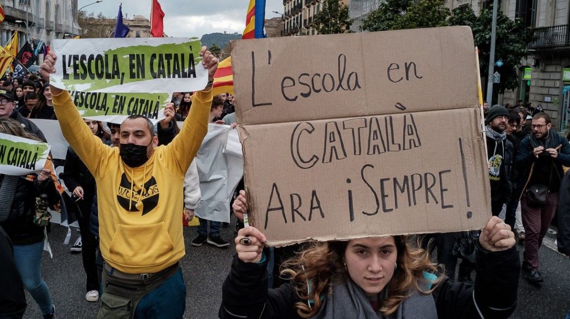 «Defensem l'escola en català»: el manifest de 90 personalitats en favor de la llengua