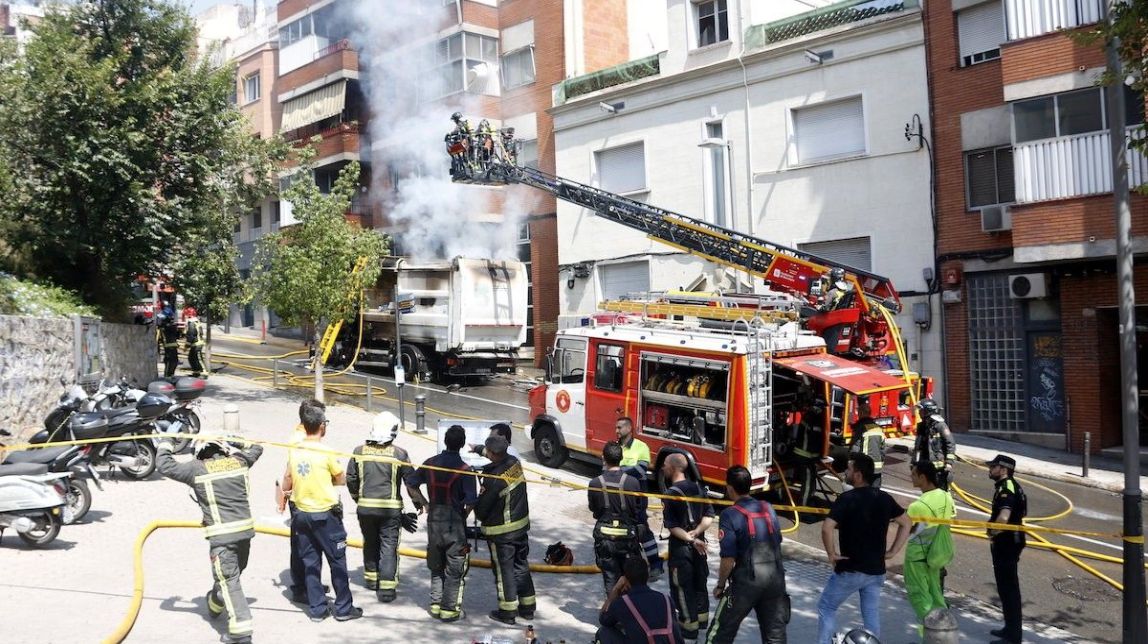 Un camió d'escombraries explota a la Teixonera de Barcelona