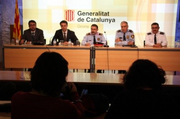 El director general de la Policia, Manel Prat, el director general d'Administració de Seguretat, Andreu Joan Martínez Hernández, el cap de la regió policial, Joaquim Belenguer, el cap de la Guàrdia Urbana de Figueres, Josep Maria Riera, i el cap de la Policia Local de Girona, Josep Palouzié.
                                                                             |
                        - |
                                                                    