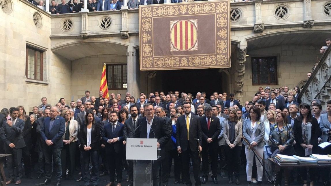 Centenars d'alcaldes tornen a Palau per expressar el rebuig a la sentència