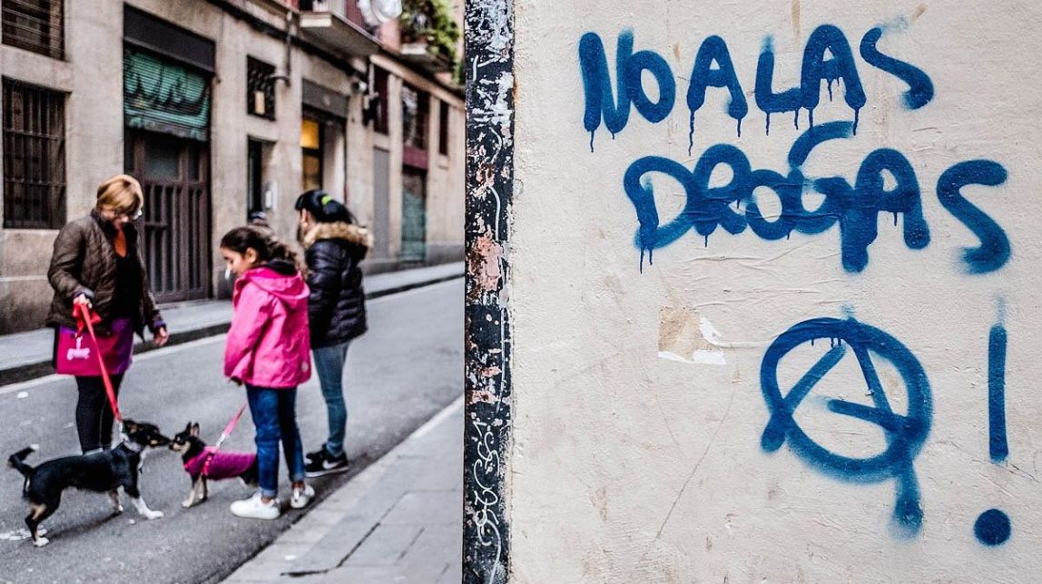 Desmantellen un punt de venda de droga al barri del Raval de Barcelona
