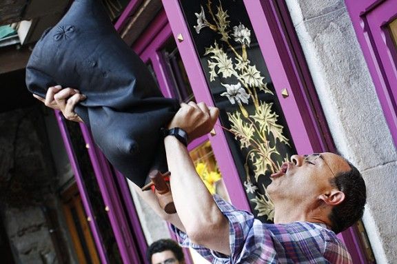 La terrassa de la Taverneta ha acollit el primer Concurs de Beure amb Bóta.
                                                                             |
                                                                    Arnau Urgell - |
                                                                    