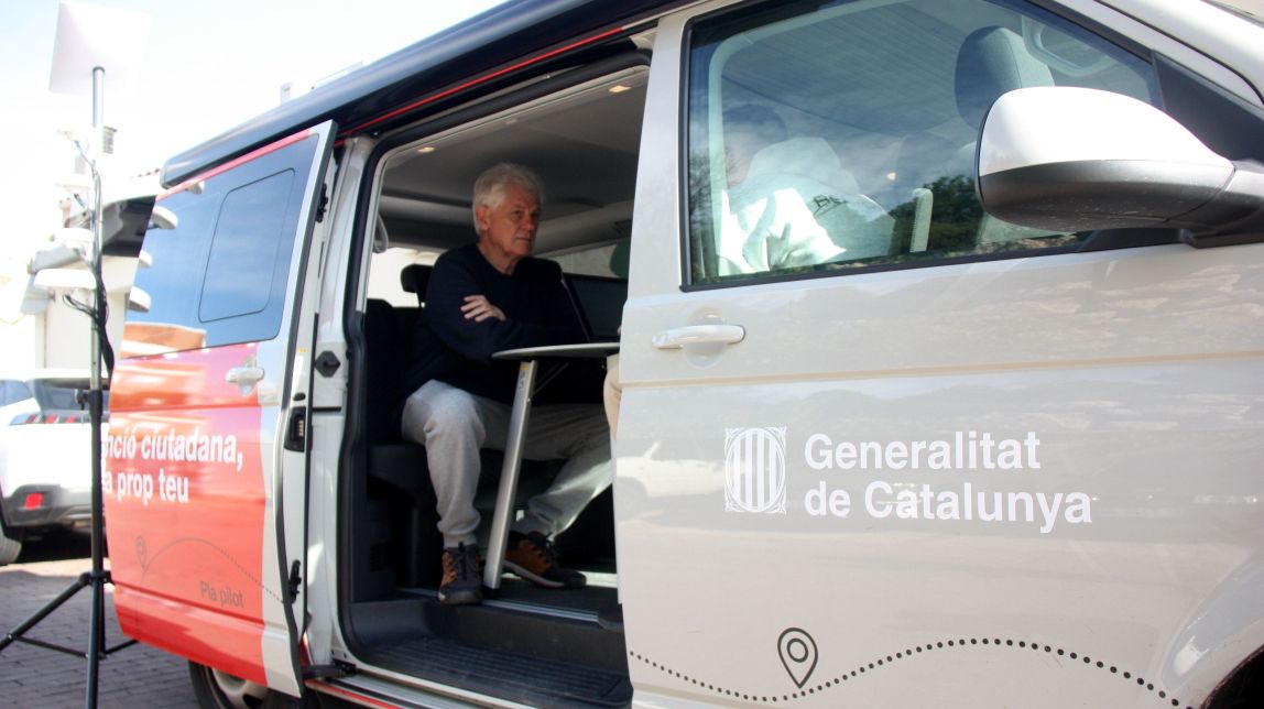 Una furgoneta itinerant apropa els serveis de l'oficina d'atenció ciutadana a 37 pobles ebrencs