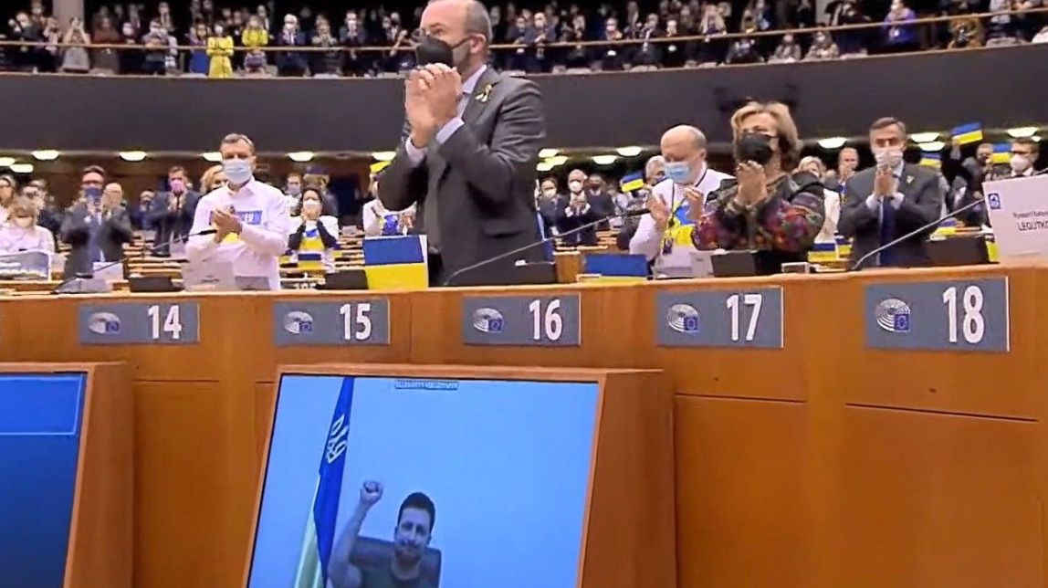 L'emotiu discurs de Zelenski a l'Eurocambra per intentar entrar a la UE: «No ens deixeu sols»