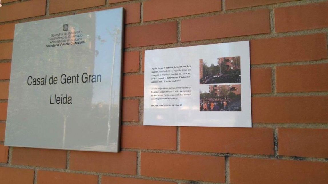 Apareixen plaques d'homenatge als col·legis de Lleida on hi va haver violència policial l'1-O