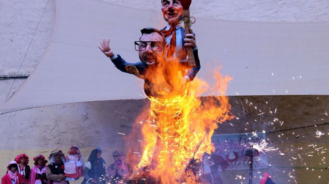 ​Ribes de Freser tanca el Carnaval amb la crema dels polèmics ninots d'Aragonès i Sánchez
