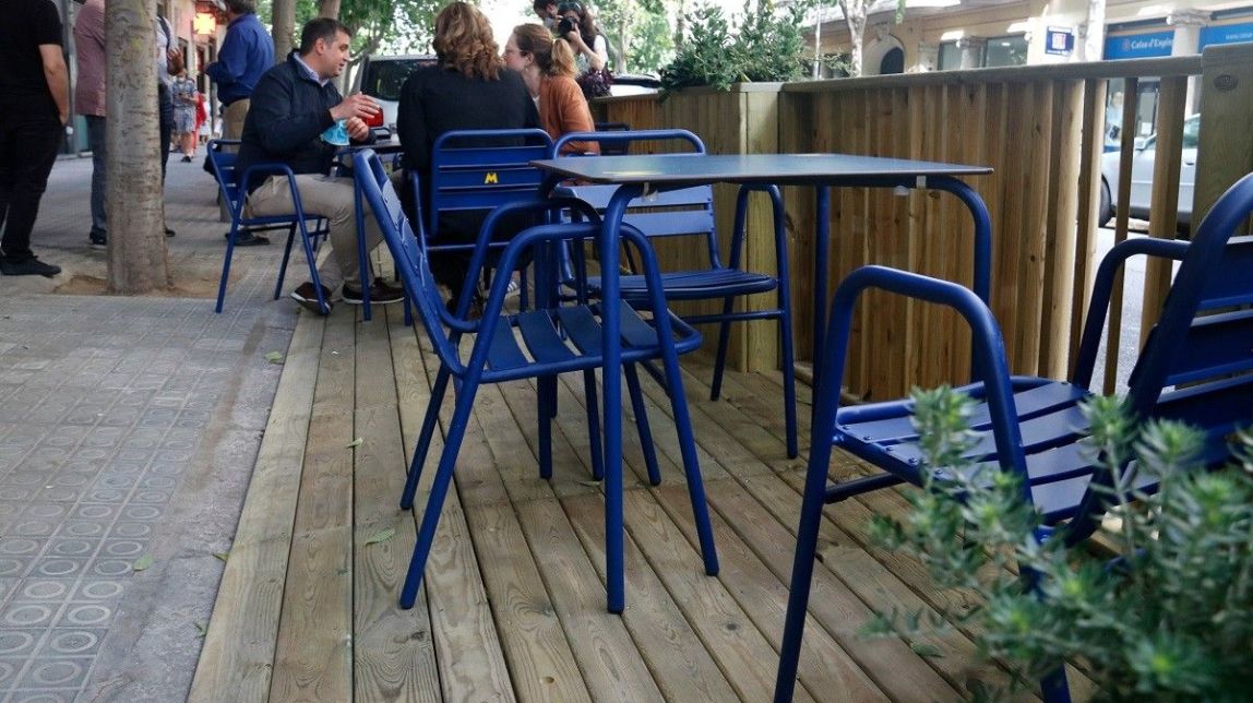 Barcelona dona un mes extra per sol·licitar la regularització de terrasses ampliades en pandèmia