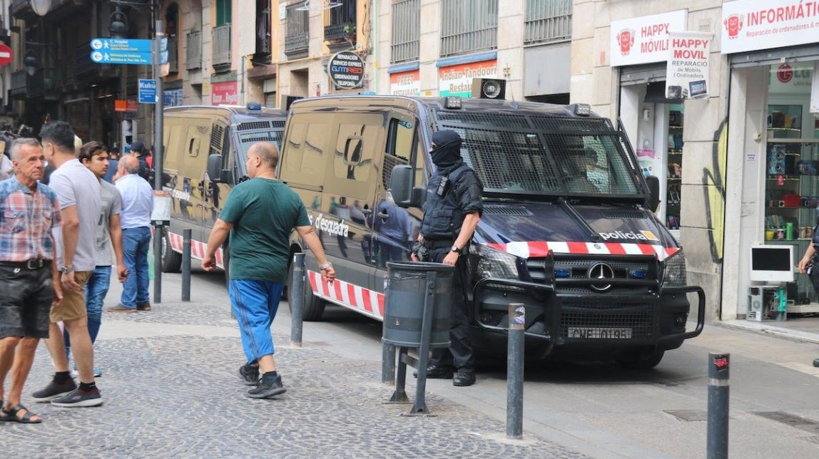 Macrooperació policial contra el tràfic de drogues al Raval