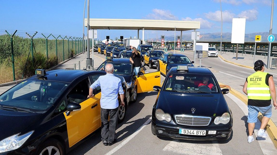 Els taxistes amenacen amb «mobilitzacions indefinides» a partir del 30 d'octubre