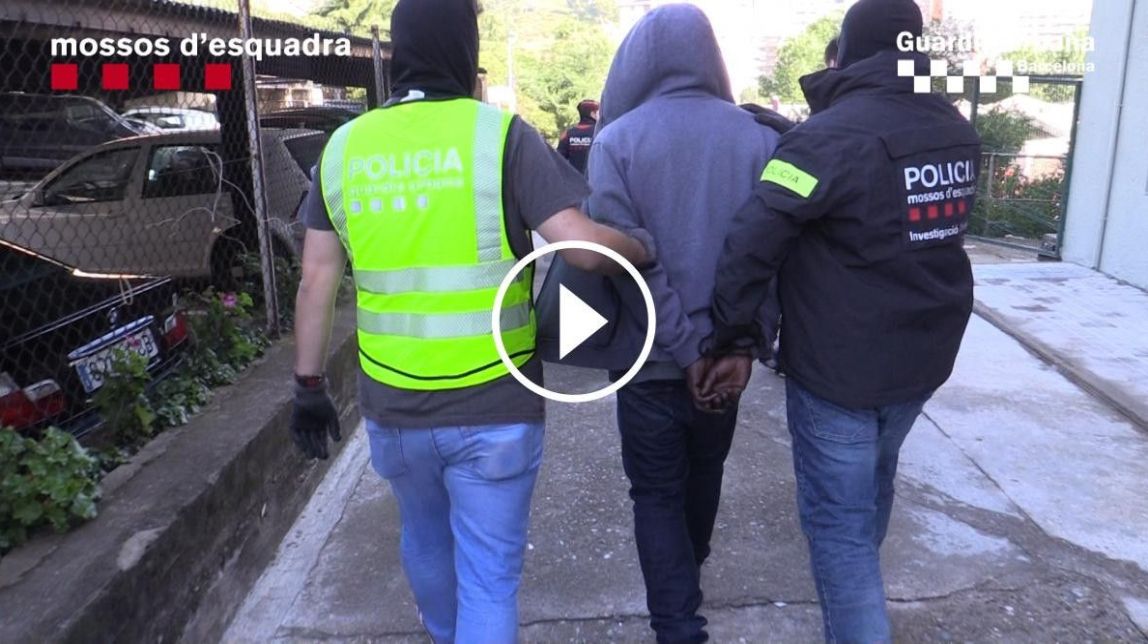 VÍDEO Una dotzena de detinguts en un operatiu contra la venda d'heroïna i haixix a Barcelona
