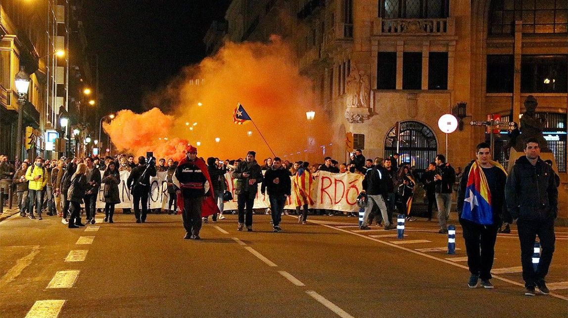 El mosso acusat d'agredir un manifestant diu que va utilitzar la porra de manera reglamentària