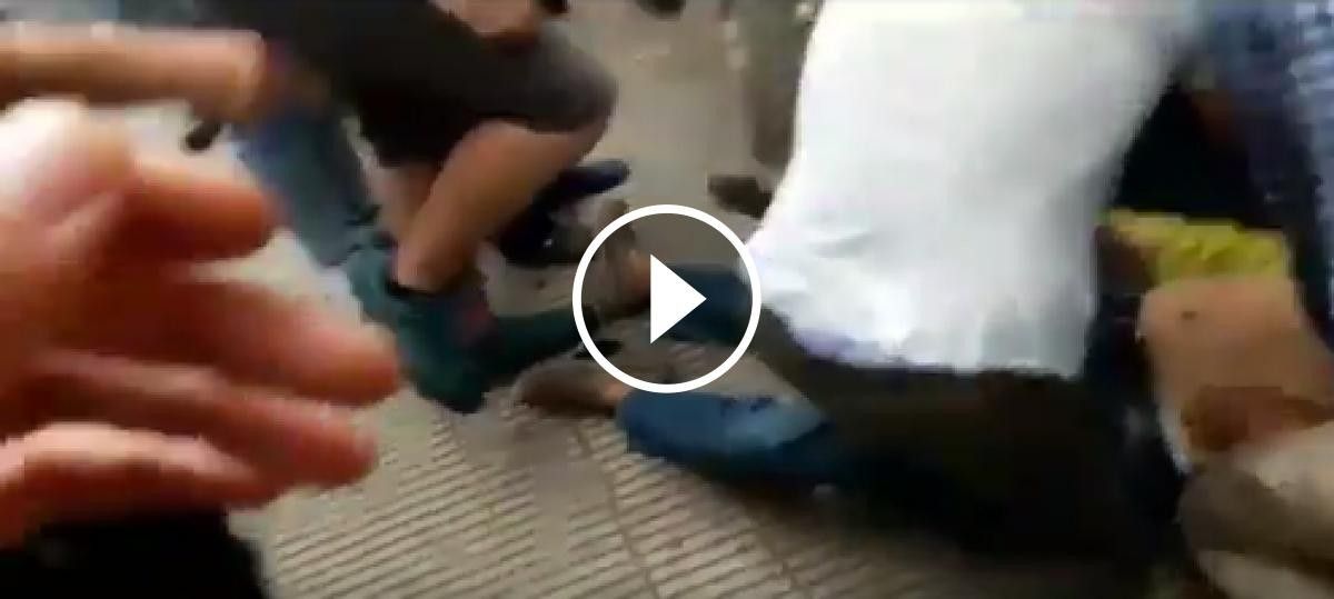 VÍDEO La policia espanyola va seguir carregant mentre es reanimava un home que havia patit un infart