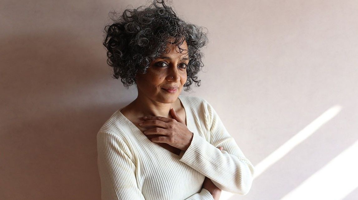 Arundhati Roy: «Quan passen coses com les d'ahir, és important aturar-se i respirar»