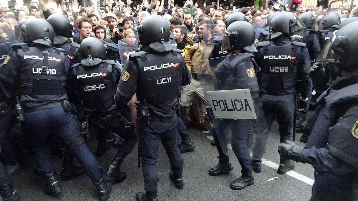 Demanen investigar 24 nous agents de la policia espanyola per les càrregues de l'1-O
