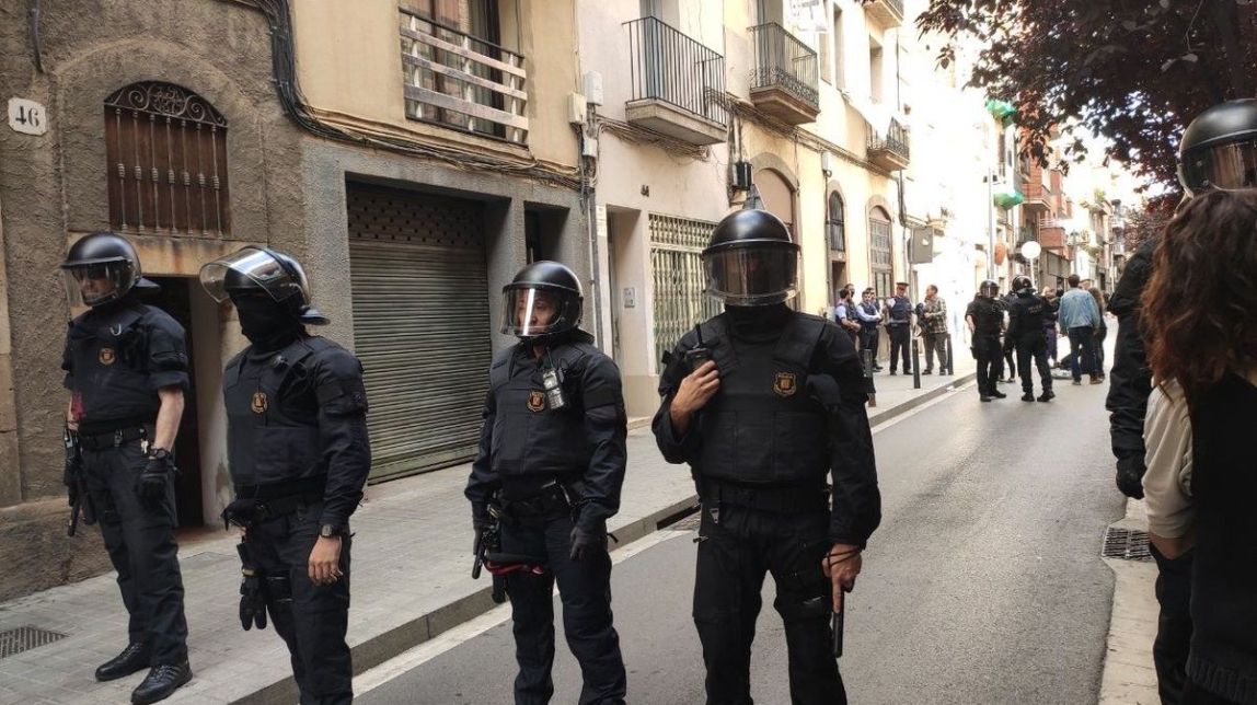 Desokupa s'atrinxera en un edifici de Sants per fer fora els veïns