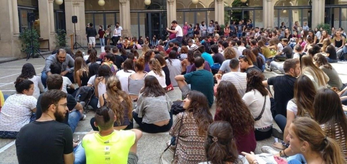 Els estudiants de la UdL es tanquen al rectorat per defensar el referèndum