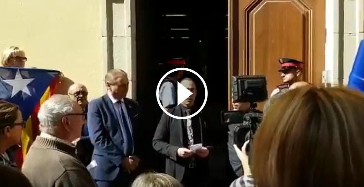 El contundent i divertit missatge d'un alcalde en defensa de la democràcia