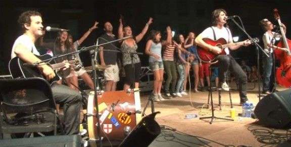 El festival Acústica 2011 ha acabat amb l'actuació del grup Els Catarres, que han interpretat 'Jenifer' dues vegades. En la repetició han convidat 10 seguidors a pujar a l'escenari. La pluja intermitent ha acompanyat l'espectacle.
                                                                             |
                                                                  - |
                                                                    