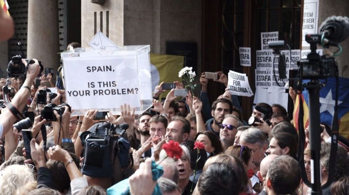 Manifestants concentrats davant del Departament d'Economia
                                                                             |
                                Adrià Costa - |
                                Adrià Costa