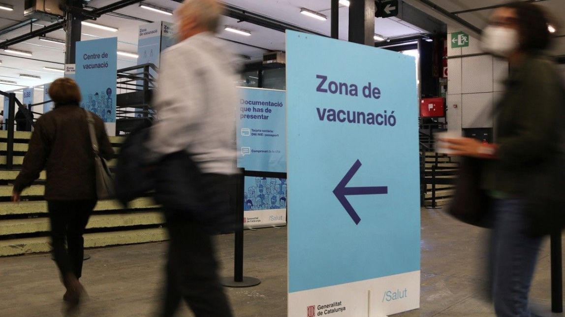 Les persones d'entre 18 i 29 anys ja poden rebre la tercera dosi si fa més de 8 mesos que s'han vacunat