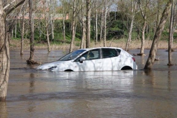 Rescaten quatre joves a qui el riu Muga ha arrossegat quan creuaven un passallís