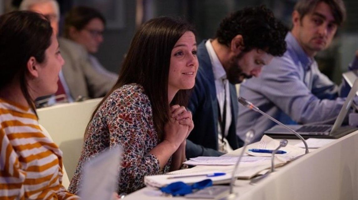 La diputada Maria Sirvent (CUP) participa a la roda de premsa del Govern i li prohibeixen preguntar
