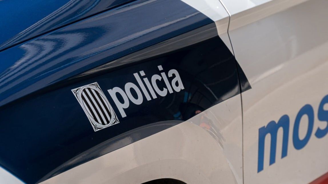 Detingut un home a Barcelona mentre robava amb violència a una persona sense llar