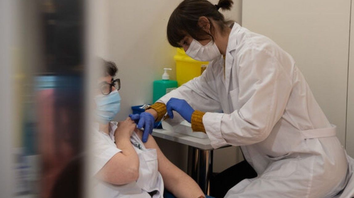 Les persones de 40 a 49 anys ja poden demanar hora per a la tercera dosi